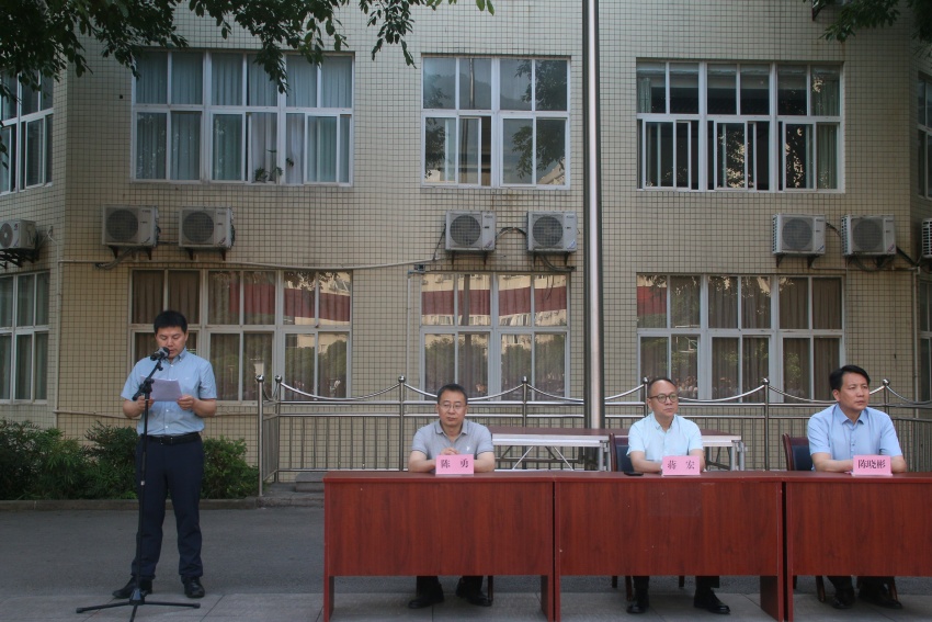 重庆市矿业工程学校组织发放奖助学金
